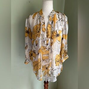 Banana Republic Heritage White/gold floral L blouse. Poly chiffon w/bib gathers
